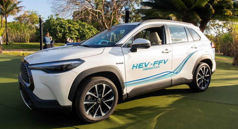 Toyota deixa claro que o carro elétrico não é a única solução para a descarbonização e aposta na propulsão híbrida flex