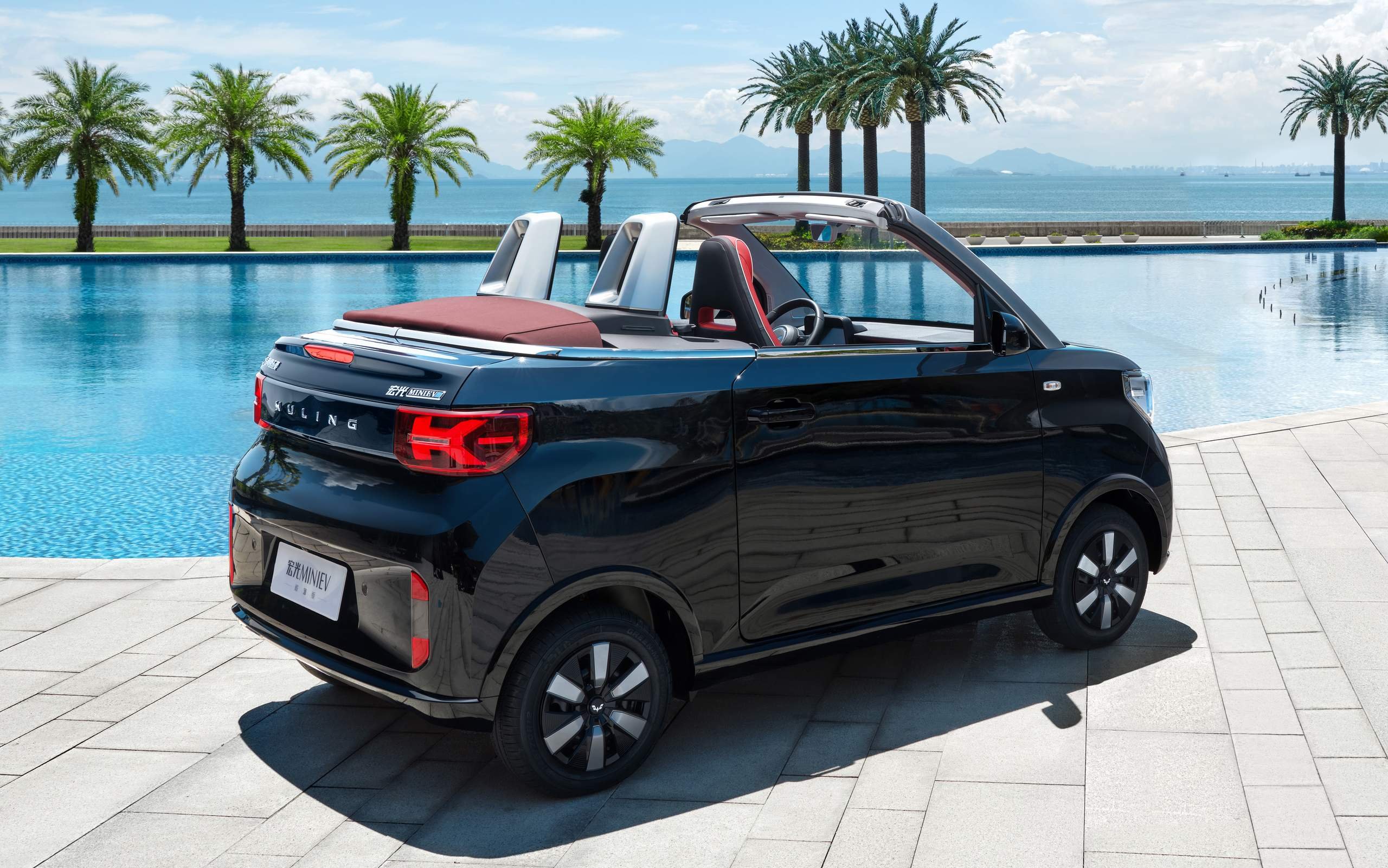 Wuling Mini EV Cabrio preto de traseira.