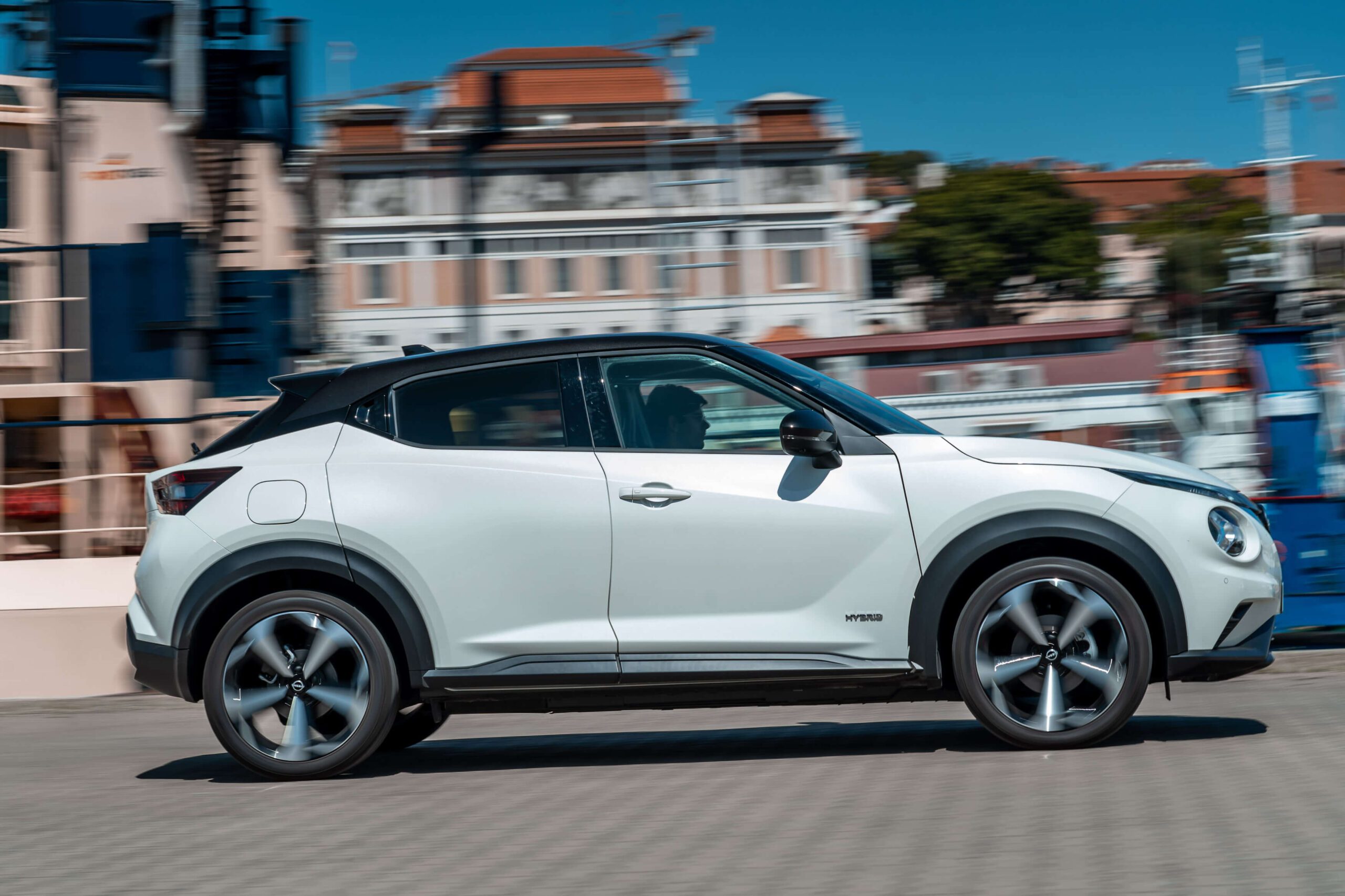 Nissan Juke Hybrid vista lateral em movimento