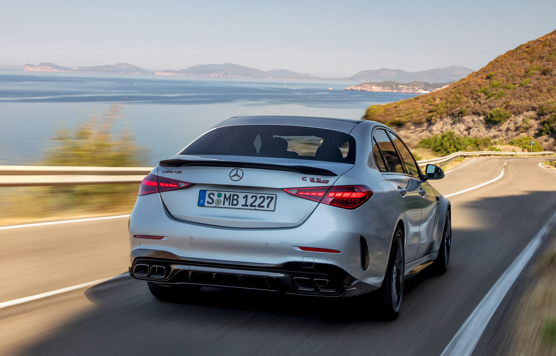 Mercedes-AMG C63 S traseira sedã