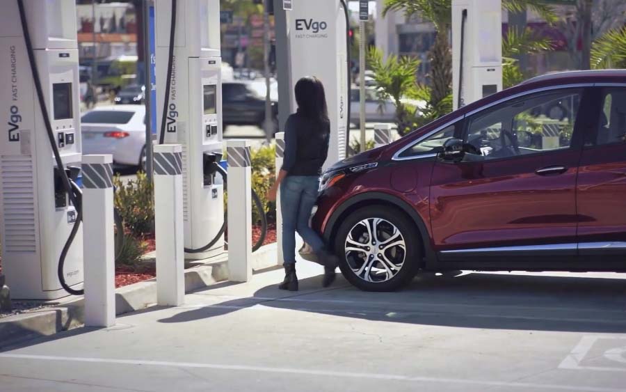 Levantamento feito pela General Motors aponta que nove entre 10 usuários costumam recarregar seus veículos elétricos na residência ou no trabalho, aproveitando o período que o automóvel passa estacionado.