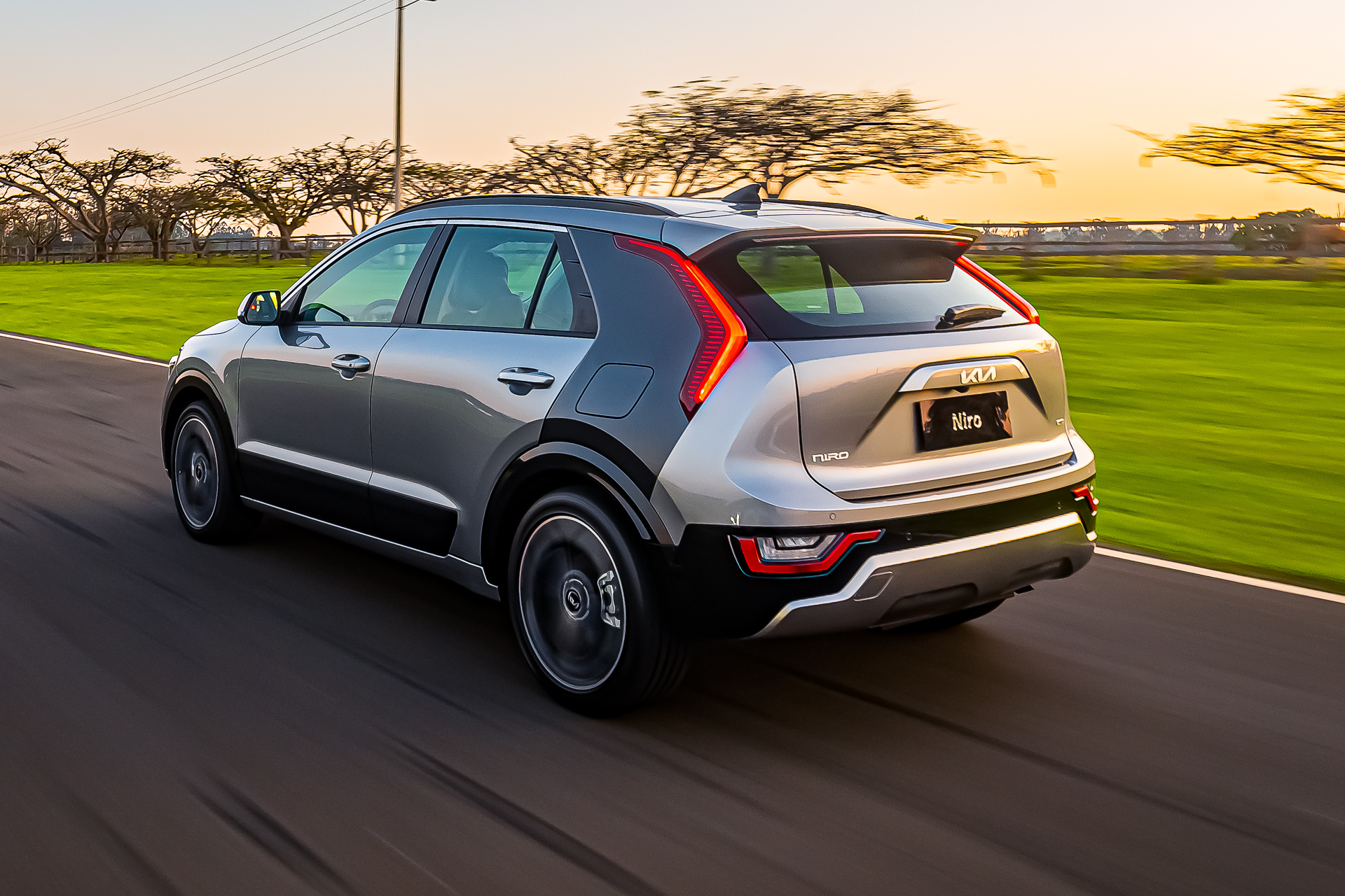 Lanternas verticais na coluna C favorecem muito a sensação de tamanho do carro, que concorre com Jeep Compass e companhia