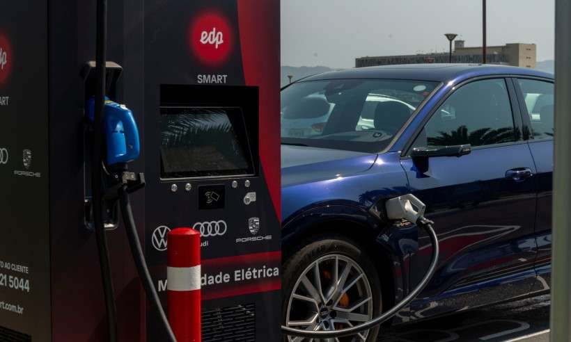 Carregador veículo elétrico. Pneus são diferentes